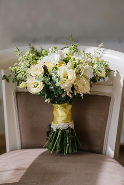 Lindo buquê de casamento com flores frescas no dia do casamento