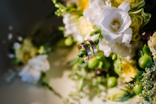 Lindo buquê de casamento com flores frescas no dia do casamento