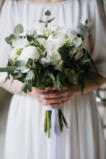 Lindo buquê de casamento com flores frescas no dia do casamento