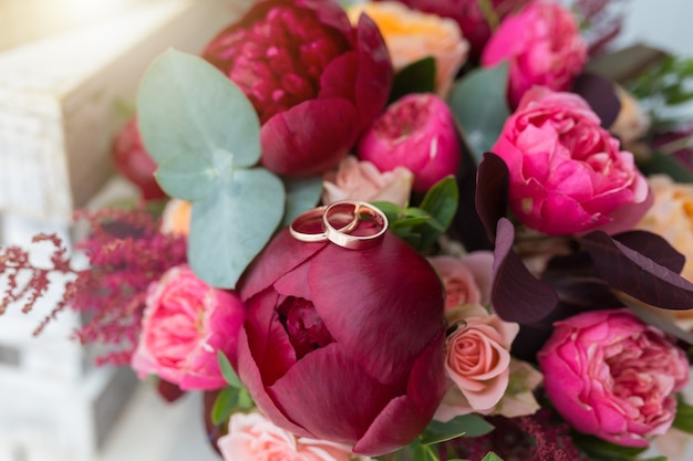 Lindo buquê de casamento e anéis de ouro