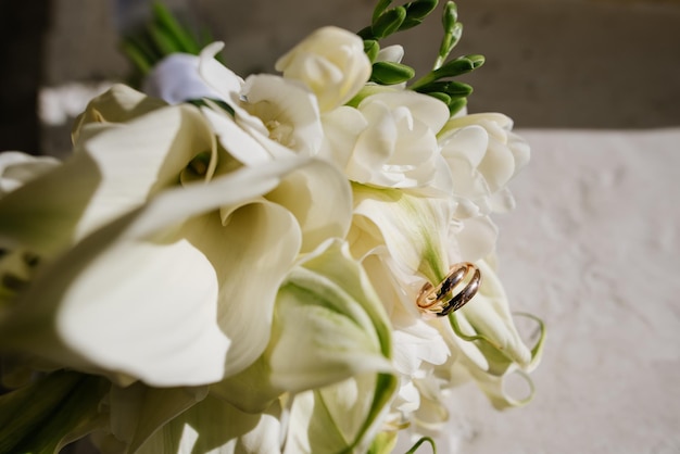 Lindo buquê de casamento e anéis no dia do casamento