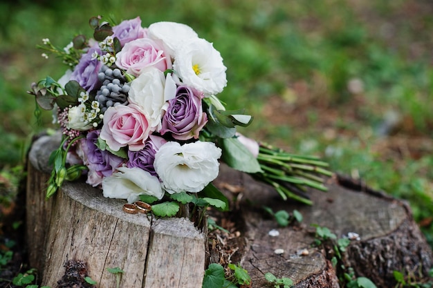 Lindo buquê de casamento macio e anéis