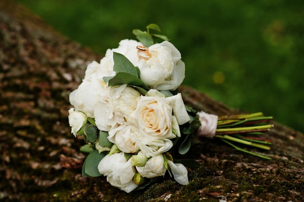 Lindo buquê de casamento macio e anéis