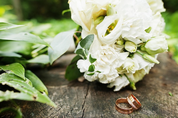 Lindo buquê de casamento macio e anéis