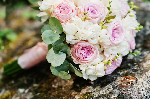 Lindo buquê de casamento moderno e elegante.