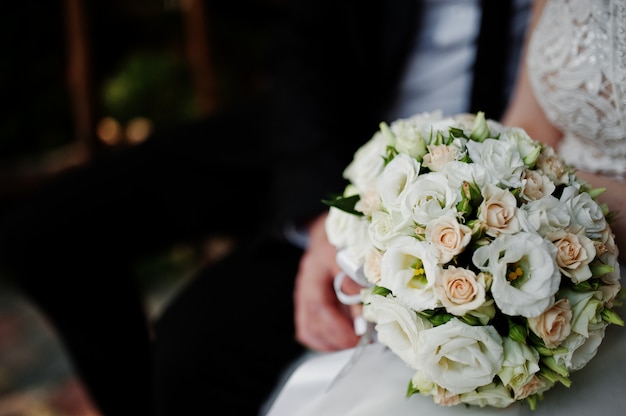 Lindo buquê de casamento moderno e elegante.