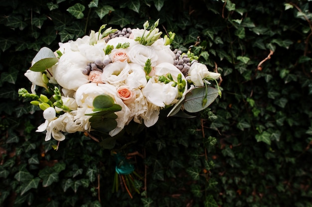 Lindo buquê de casamento moderno e elegante.