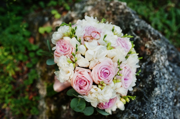 Lindo buquê de casamento moderno e elegante.