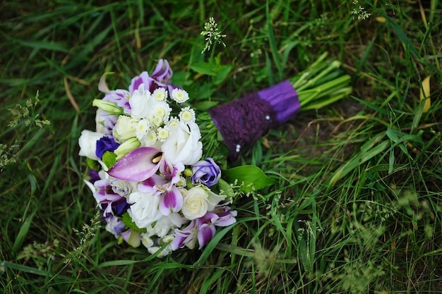 Lindo buquê de casamento na grama verde