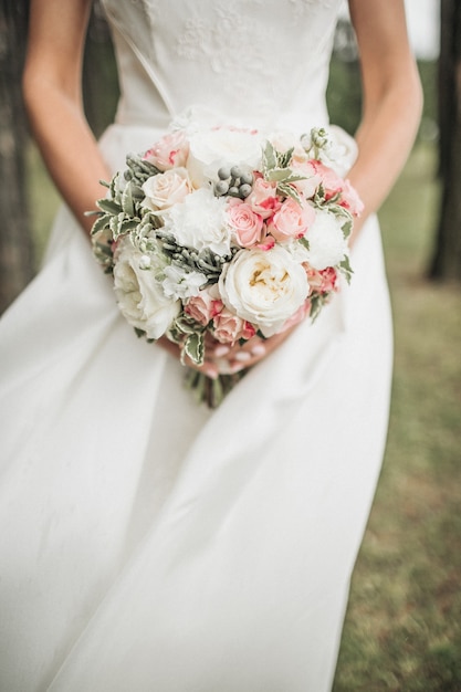 Lindo buquê de casamento nas mãos da noiva