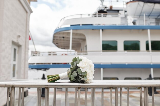 Foto lindo buquê de casamento no fundo do navio