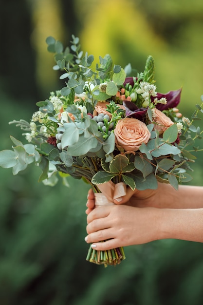 Lindo buquê de casamento original nas mãos da noiva