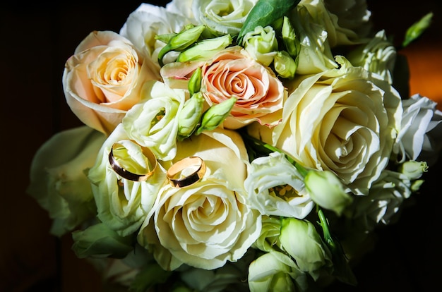 Lindo buquê de casamento Rosas em tons pastéis Flores nupciais Anéis dourados para casal