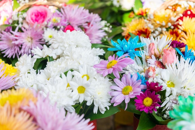 Lindo buquê de diferentes variedades de flores