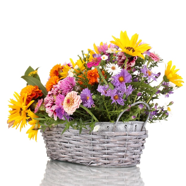 Foto lindo buquê de flores brilhantes na cesta isolada em branco
