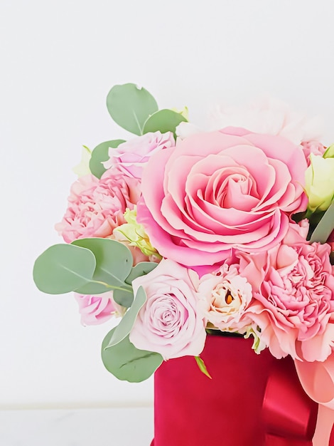 Lindo buquê de flores cor de rosa como design floral de luxo de presente de feriado