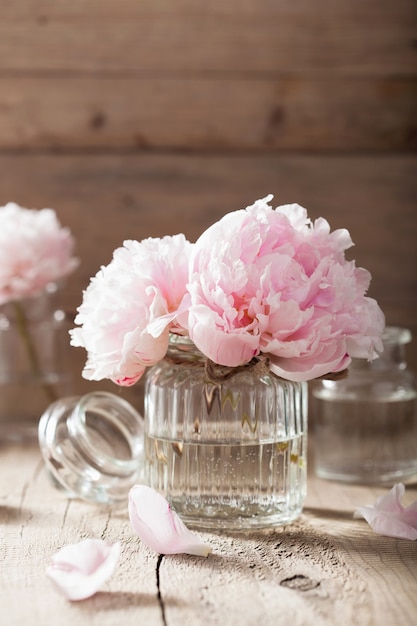 Foto lindo buquê de flores de peônia rosa em um vaso