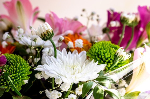 Lindo buquê de flores e folhas de verão ou primavera