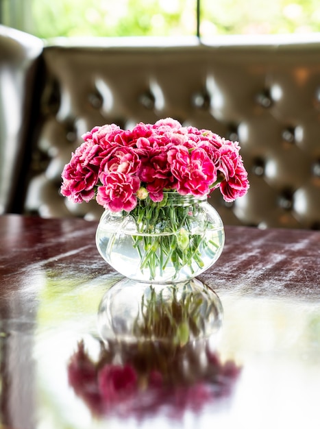 lindo buquê de flores em um vaso na mesa