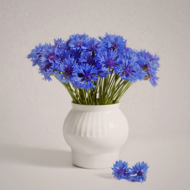 Lindo buquê de flores em um vaso