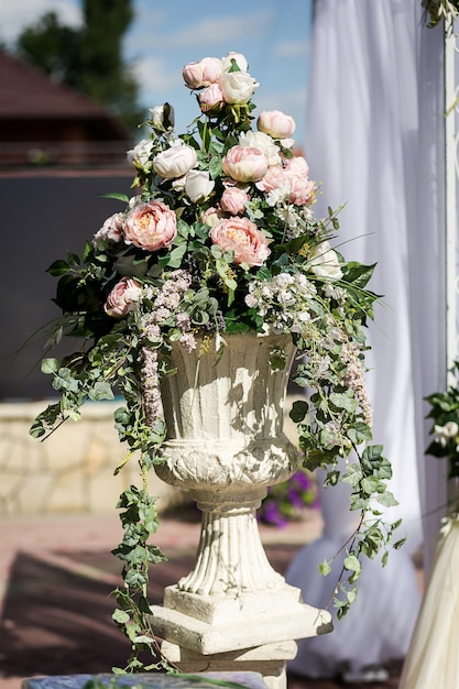 Lindo buquê de flores em vaso como conceito de decoração