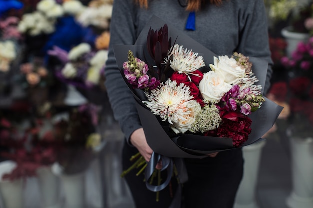 Lindo buquê de flores misturadas com peônias.