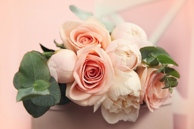 Lindo buquê de flores na caixa de presente rosa closeup