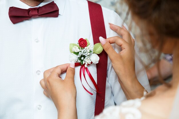 Lindo buquê de flores nas mãos dos noivos