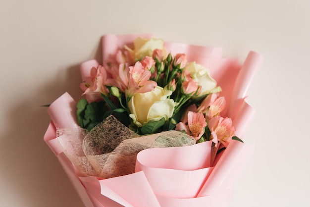 Lindo buquê de flores rosa delicadas de rosas brancas e eustoma em um lindo pacote