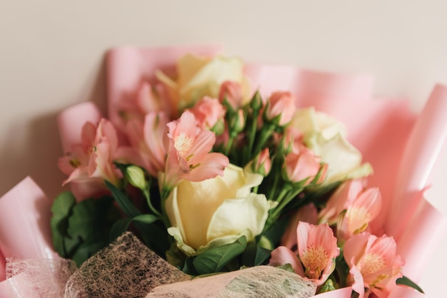 Lindo buquê de flores rosa delicadas de rosas brancas e eustoma em um lindo pacote