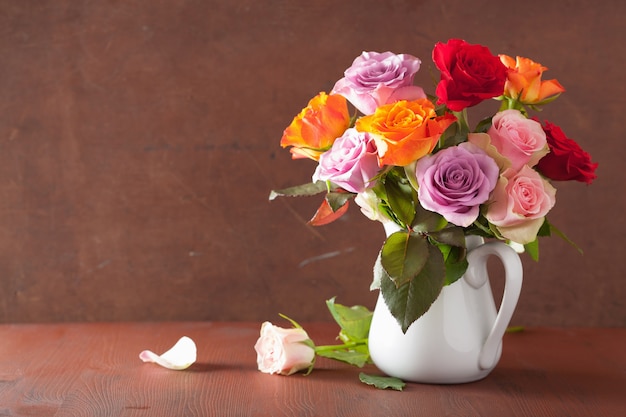 Lindo buquê de flores rosas coloridas em vaso