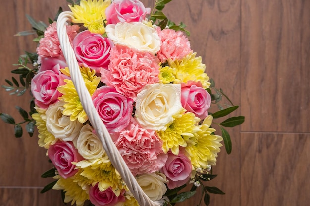 Lindo buquê de flores rosas e crisântemos Pano de fundo para aniversário de feriado Casamento Dia das Mães Dia dos Namorados Dia da Mulher Arranjo floral