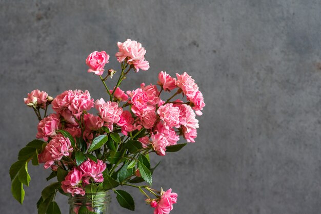 Lindo buquê de flores rosas.