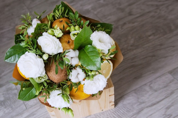 Lindo buquê de frutas e flores