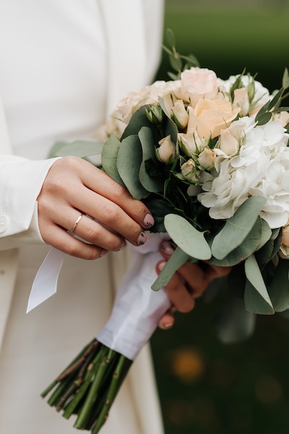 Lindo buquê de noiva em close-up de mãos