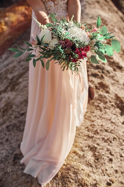 Lindo buquê de outono nas mãos das mulheres. A menina com o buquê de casamento nas mãos