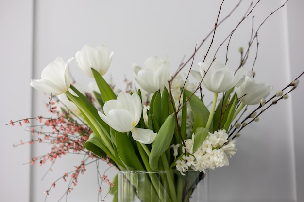 Lindo buquê de primavera com flores sazonais no interior