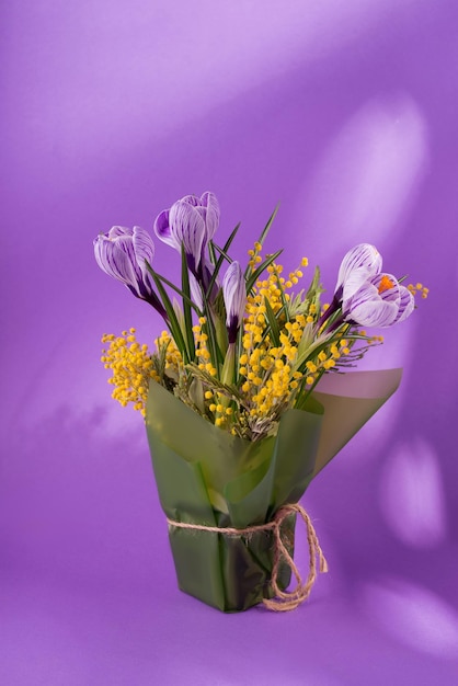 Lindo buquê de primavera de açafrões e flores de mimosa