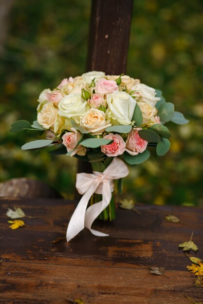 Foto lindo buquê de rosas brancas e rosa