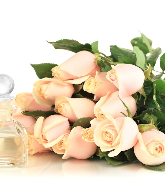 Lindo buquê de rosas e perfume, isolado no branco