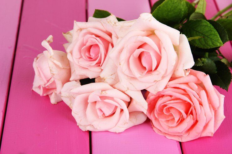 Foto lindo buquê de rosas em close-up da mesa