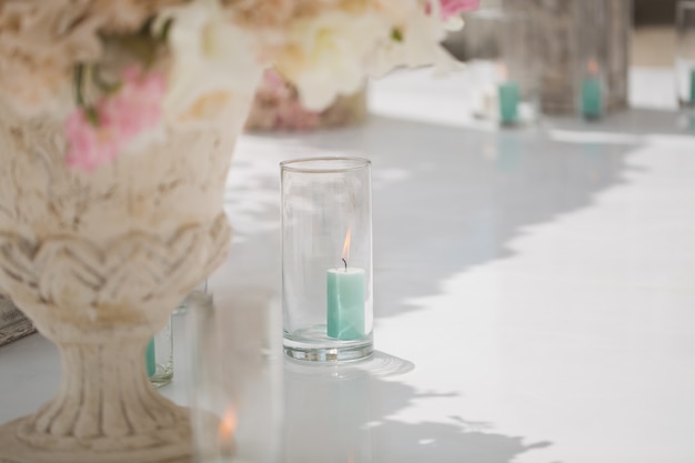 Lindo buquê de rosas em um vaso em um fundo de um arco de casamento. linda criada para a cerimônia de casamento.