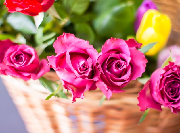 Lindo buquê de rosas em uma cesta de vime.