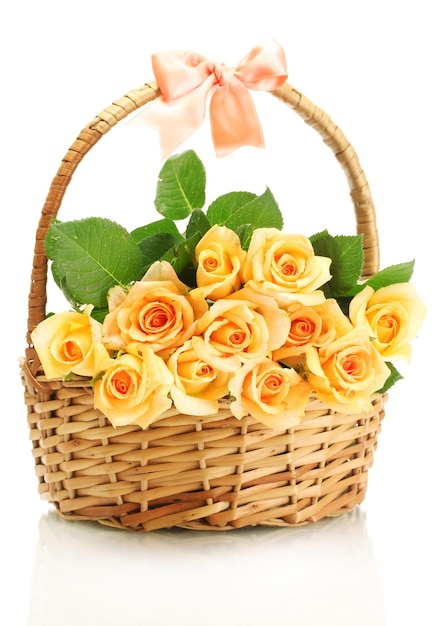Lindo buquê de rosas em uma cesta isolada no branco