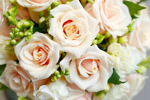 Lindo buquê de rosas em uma festa de casamento