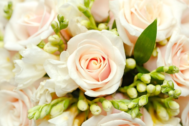 Lindo buquê de rosas em uma festa de casamento