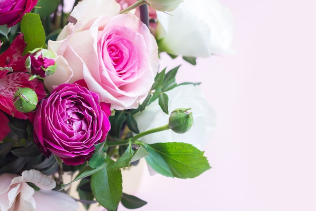 Lindo buquê de rosas frescas e modernas, close-up de eustoma e frésia