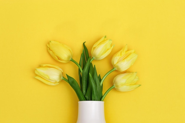 Lindo buquê de tulipas amarelas em um vaso Cores brilhantes e estilo minimalista