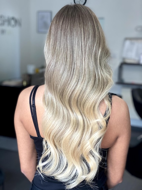 lindo cabelo tingido de cabelo em um salão de beleza lindo cabelo colorido