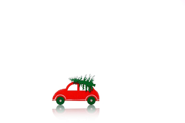 Foto lindo carro de brinquedo de ano novo em um fundo branco